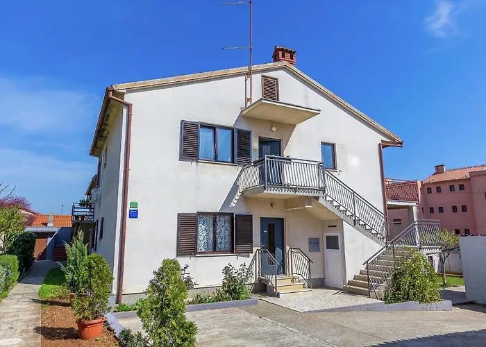 Modern Apartment In Pula With Balcony