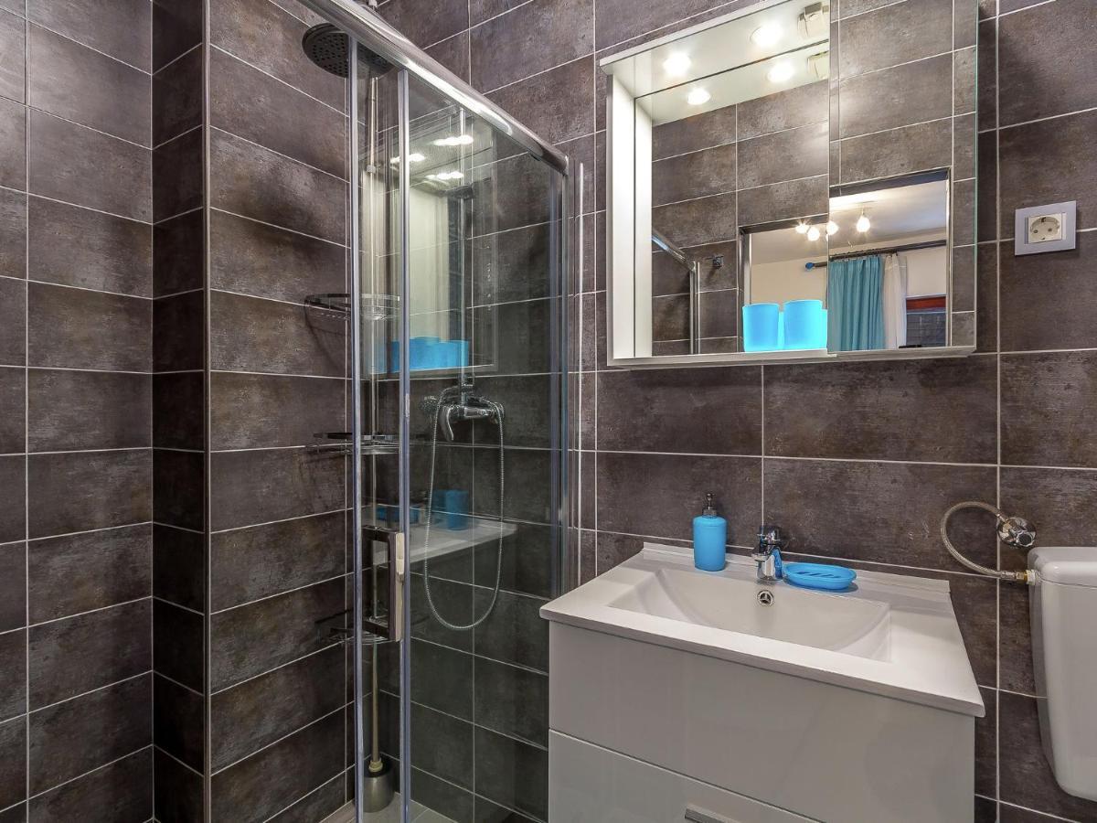 Modern In With Balcony Pula