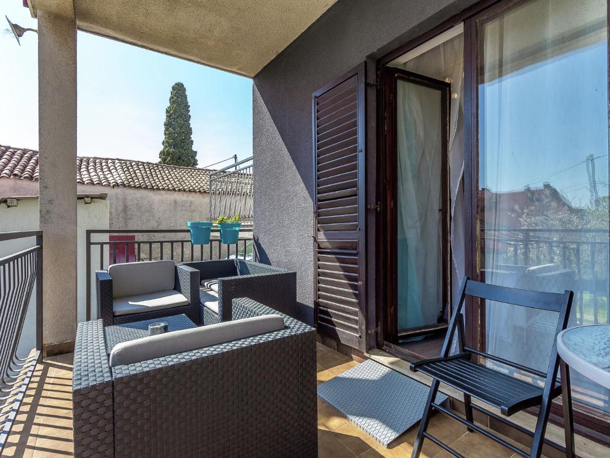 Modern In With Balcony Apartman Pula