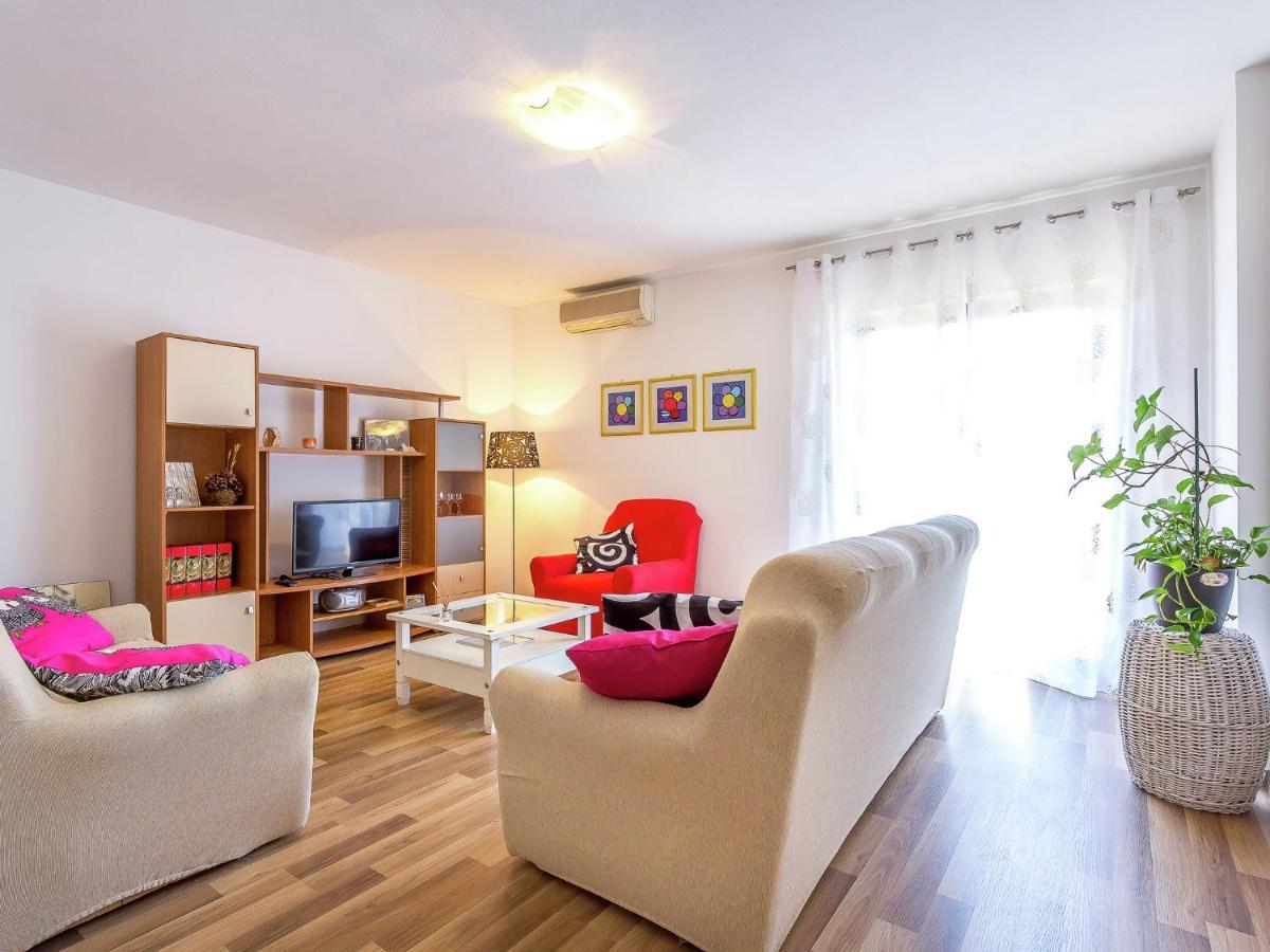 Modern In With Balcony Pula